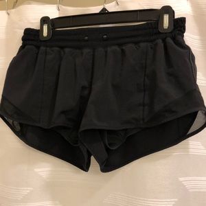 Lululemon hotty hot shorts, size 6, 2.5”
